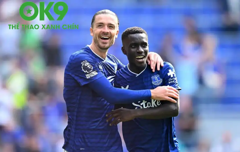 Jack Grealish kiến tạo cho Ndiaye ghi bàn