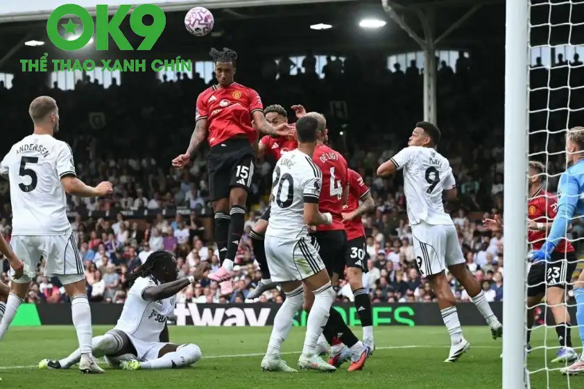 Tình huống dẫn đến bàn thắng mở tỉ số của MU (Ảnh: Sky Sports).