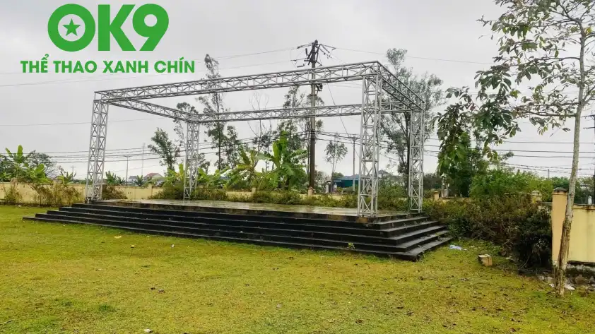 Ở trận đấu với U23 Hàn Quốc, bà con địa phương quyết định ùng góp kinh phí dựng sân khấu và màn hình LED lớn hơn trận trước.