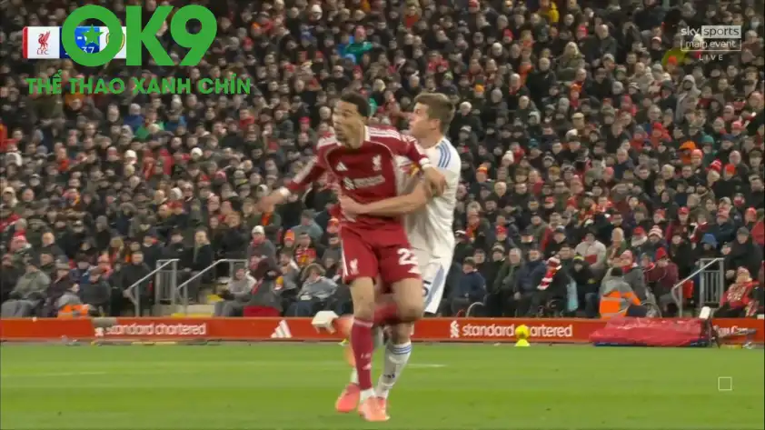 Tình huống Ekiteke bị Bijol tác động trong vòng cấm ở phút thứ 14.